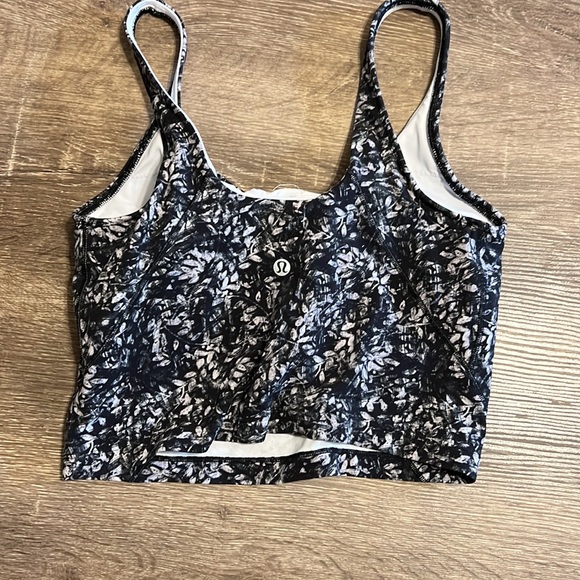 Like new only worn a handful of times lululemon workout tank - Picture 2 of 3